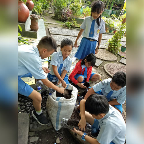 KEINDAHAN dari BOTOL BEKAS DI SD SMP KRISTEN ALETHEIA