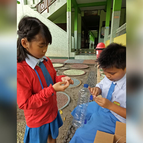 KEINDAHAN dari BOTOL BEKAS DI SD SMP KRISTEN ALETHEIA