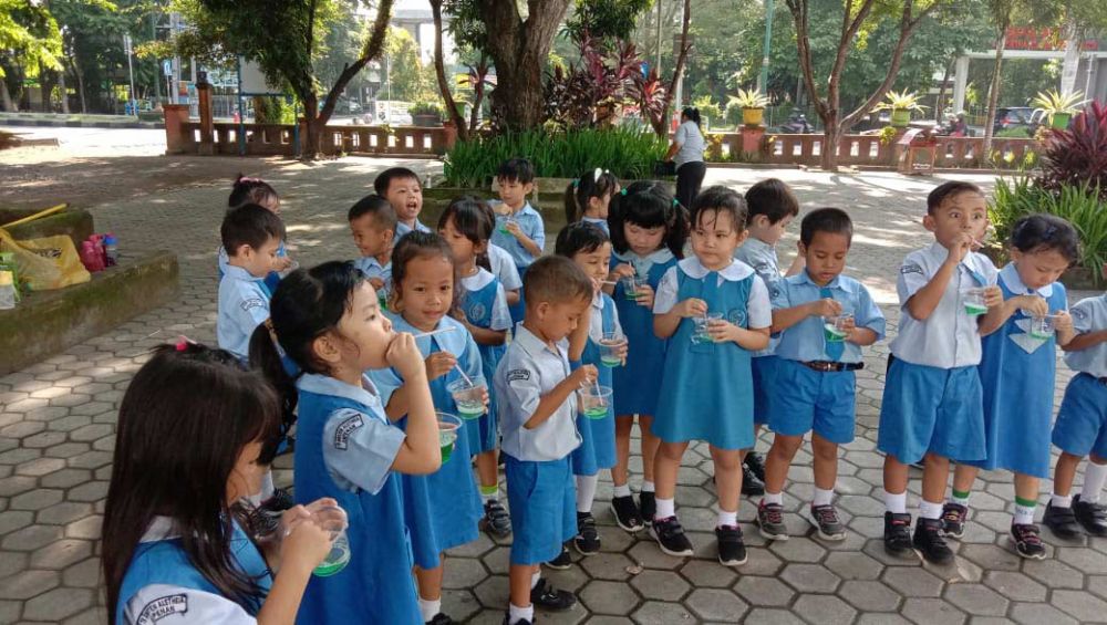 Outdoor Activity Kelas A Meniup Balon