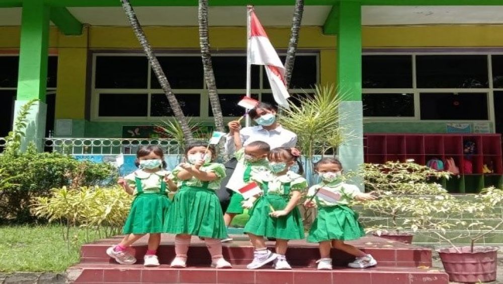 Membuat Bendera Indonesia &amp; Berlari Memindahkan Bendera Berwarna-warni