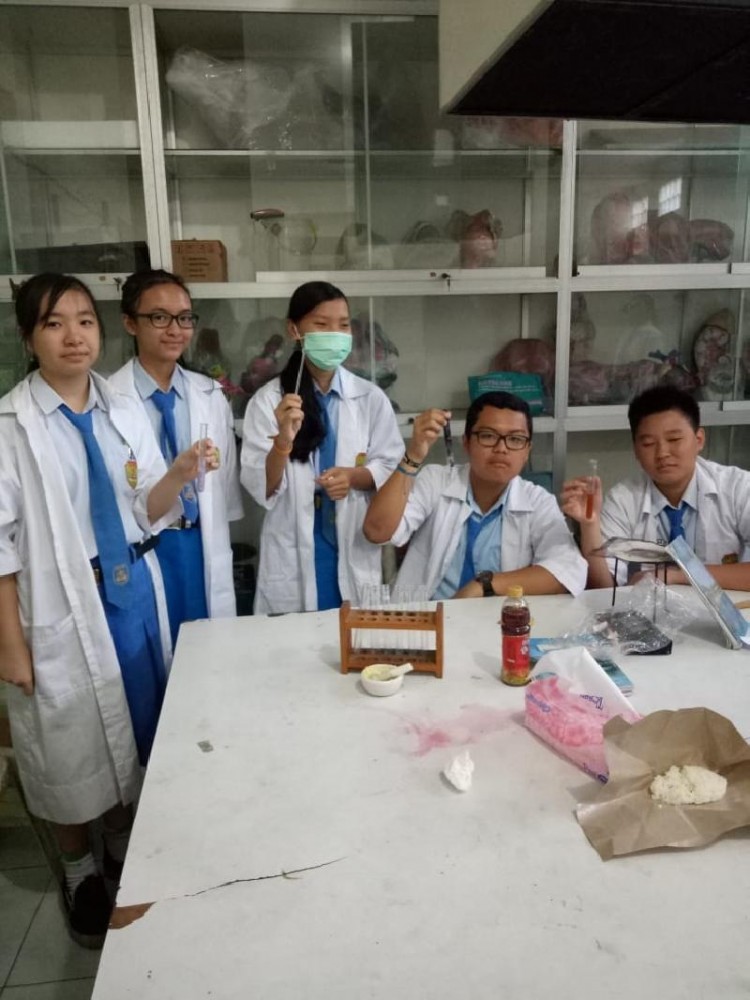 MENGUJI ZAT DALAM BAHAN MAKANAN