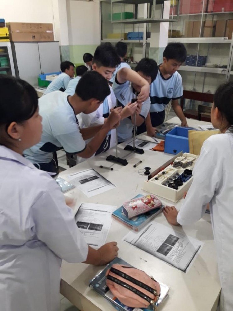 PRAKTEK PELAJARAN FISIKA KELAS 8A