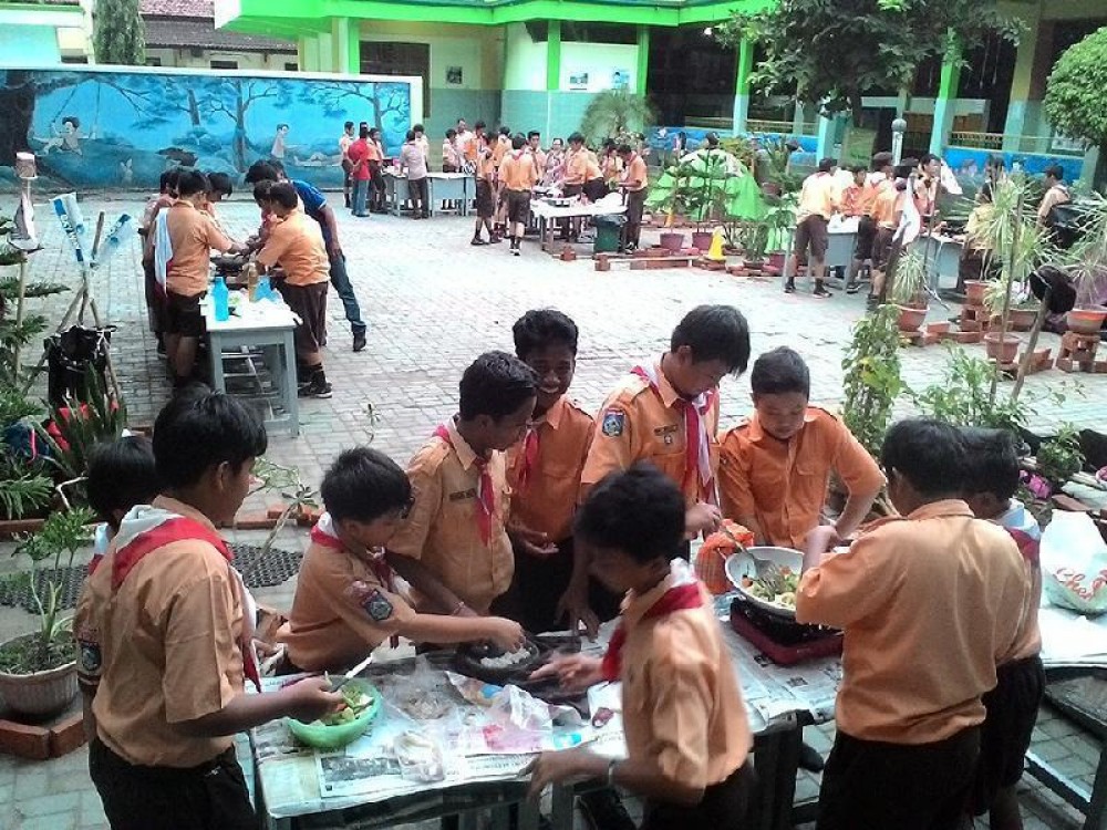 Perkemahan Jumat Sabtu SKA Ampenan : Membina Karakter Tangguh dan Mandiri