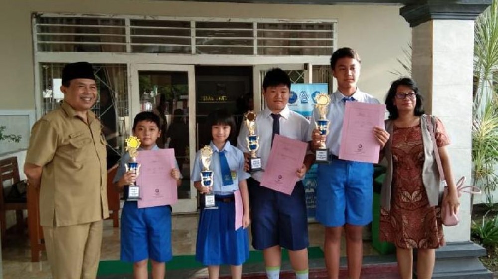 Penyerahan hadiah OSN tingkat Kota Mataram oleh kepala Dinas Pendidikan Kota Mataram.