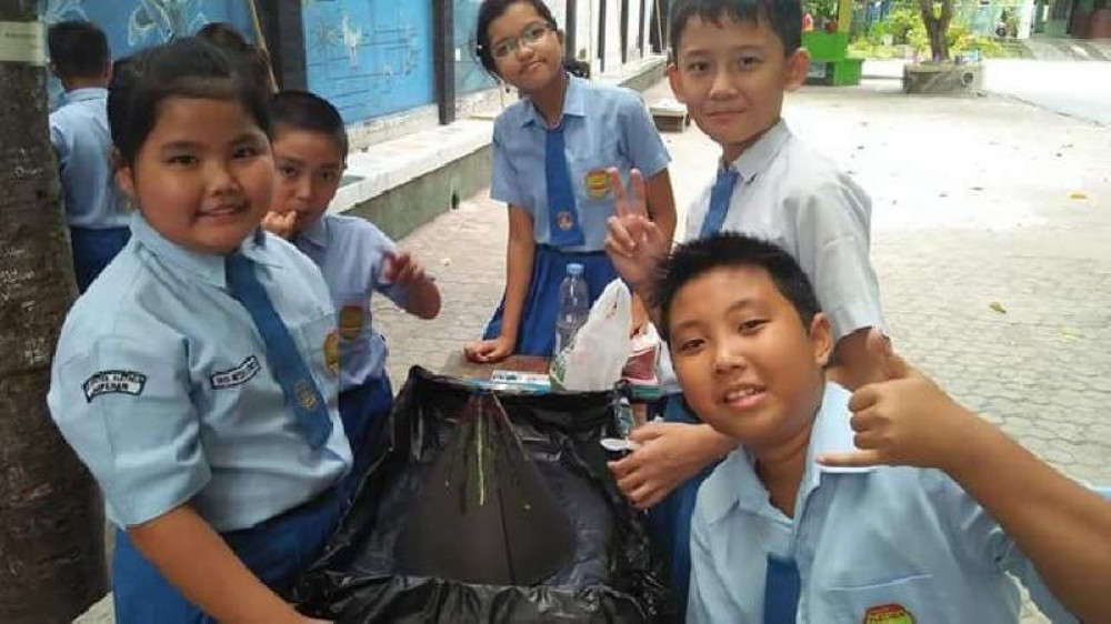 Praktik membuat Volcano Eruption di kelas Bahasa Inggris