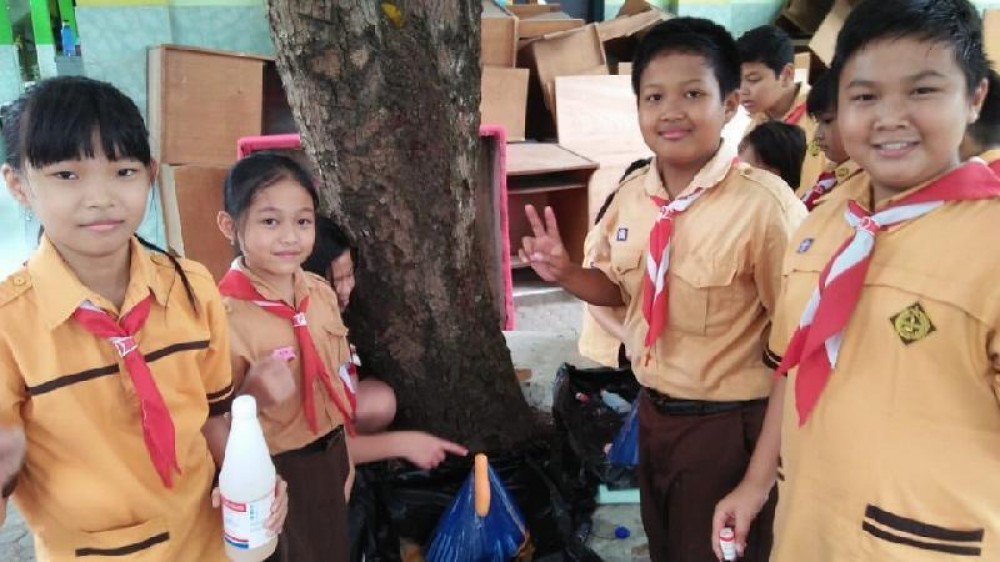 Praktik membuat Volcano Eruption di kelas Bahasa Inggris