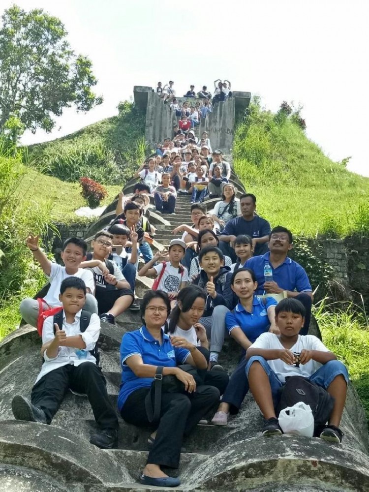 BERKUNJUNG KE TAMAN NARMADA LOMBOK SISWA KELAS VI A DAN VI B
