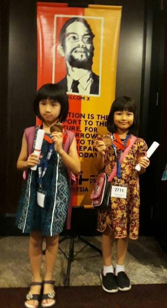 Dua siswi SD KRISTEN ALETHEIA Meraih juara dalam WMC (World Mathematics Competition).