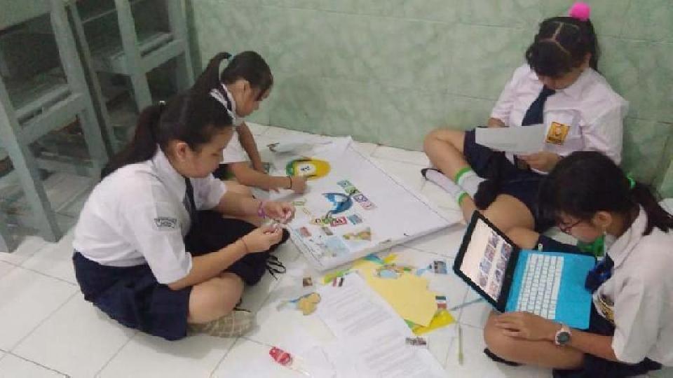Kegiatan Pembelajaran Bahasa Inggris kelas 7B membuat majalah dinding