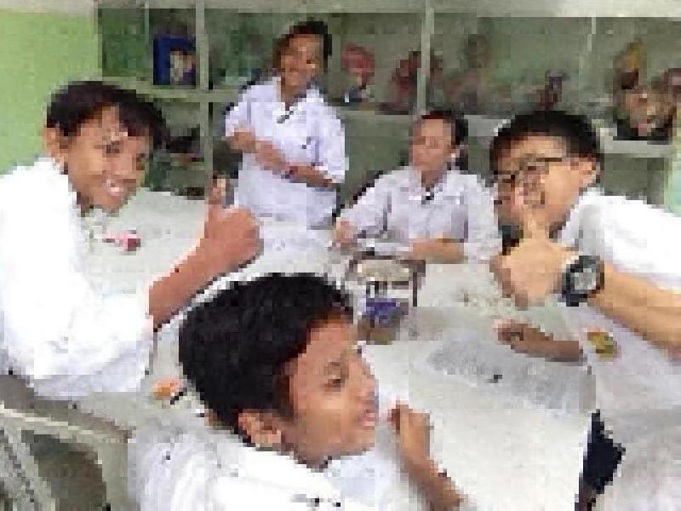 Teori pelajaran IPA diterapkan dengan cara praktikum pemisahan campuran secara fisika
