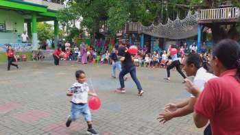 Lomba Memindahkan Balon (Open House KB-TK)
