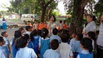 Outdoor Activity Kelas AMeniup Balon