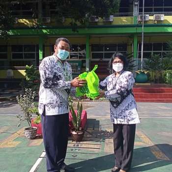 Apresiasi kepada Guru yang berusia di atas 60 tahun. Muh. Rusdi, S.Sos