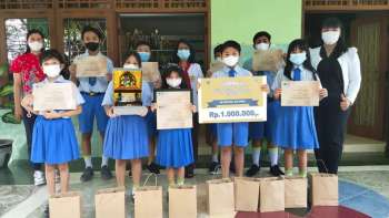 Penerimaan Hadiah Juara 2 Lomba Paduan Suara Mars BNN Tingkat SD Se-Kota Mataram