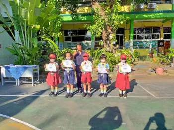 Penyerahan Hadiah Apresiasi "Kreasi & Ekspresi" Lomba Membaca Biografi Kartini & Quiz Kahoot Kartini Day SD Kristen Aletheia