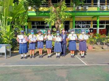 Penyerahan Hadiah Apresiasi "Kreasi & Ekspresi" Lomba Menulis Surat Ungkapan Perasaan Kartini Day SMP Kristen Aletheia