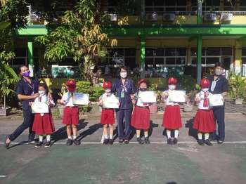 Penyerahan Hadiah Apresiasi "Creation & Expression" "Telling about Aletheia School" & "English Speech" (Pendidikan Nasional)