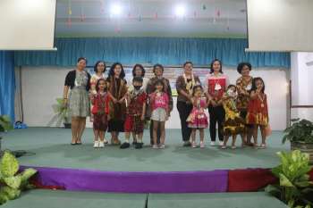 Penyerahan apresiasi Juara Lomba Fashion Show dalam Rangka Hari Batik Nasional 2 Oktober 2022