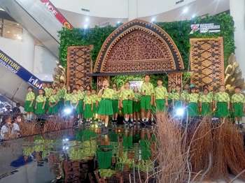 Tampilan Aletheia Choir dengan membawakan lagu "Saya Pasti Bisa" di Lombok Epicentrum Mall