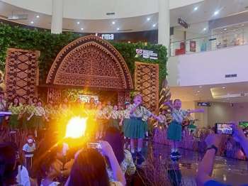 Tampilan Aletheia Choir dengan membawakan lagu "Kita Pasti Bisa" di Lombok Epicentrum Mall