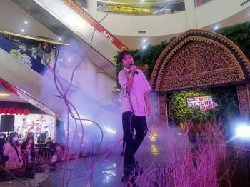 Tampilan Solo Performance membawakan lagu "I'm Not The Only One" di Lombok Epicentrum Mall