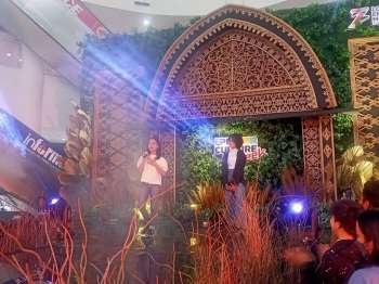 Tampilan Duet Performance membawakan lagu "Kisah Sempurna" di Lombok Epicentrum Mall
