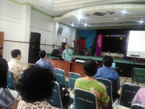 Ibadah Natal guru dan karyawan SKA Ampena sdh dimulai. Pendeta DR. Hasanema Wau, M.Th.