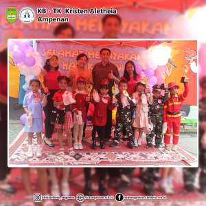 Lomba Fashion Show Bertema Pakaian Profesi Dalam Rangka Memperingati Hari Kartini